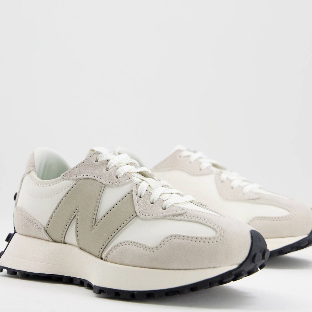 *New* New Balance 327 Women’s 8.5 off-white sneakers